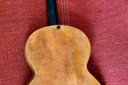 Guitare théorbée